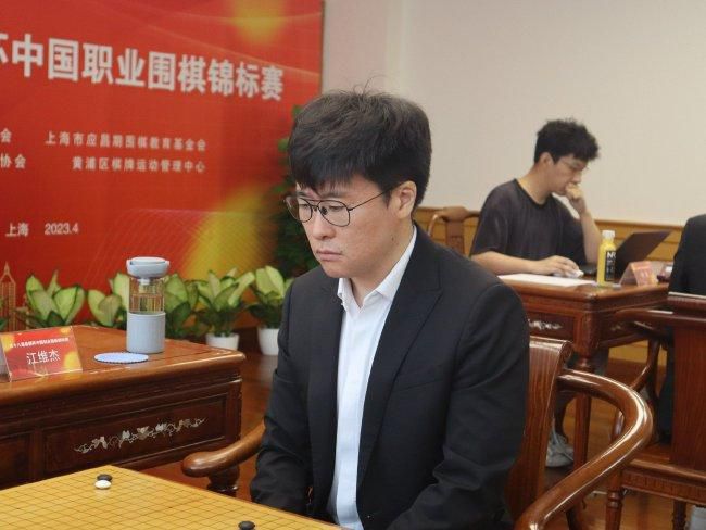 　　　　《王的盛宴》实际上是一个很复杂的载体，里面除包括对刘邦、项羽、韩信三人的描绘外，对其他脚色的表示也是丰硕而具体的。